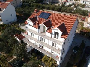 een uitzicht op een wit gebouw met een rood dak bij Villa Milic*** in Trogir