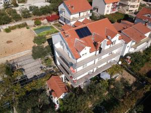 widok na dach domu z pomarańczowymi dachami w obiekcie Villa Milic*** w Trogirze