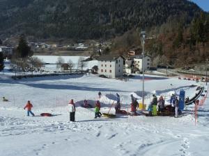 Eine Gruppe von Menschen, die im Schnee stehen in der Unterkunft Hotel Pineta in Baselga di Pinè