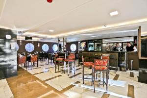 A seating area at Sandri Palace Hotel