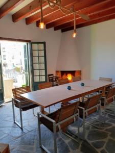 un grande tavolo con sedie in una stanza con camino di Casas del Mar a Cadaqués