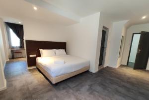 Postel nebo postele na pokoji v ubytování T Hotel Tandop