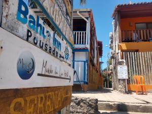a street with a sign on the side of a building at Mundo da Lua Hostel in Morro de São Paulo