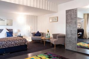 ein Hotelzimmer mit einem Bett und einem Stuhl in der Unterkunft Apartments am Prinzenplatz - Superior in Kamp-Lintfort