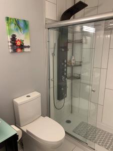y baño con aseo y ducha acristalada. en Sienna Park Apartments, en Sarasota