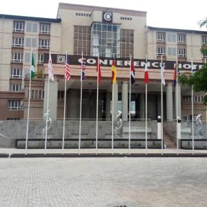 un edificio con varias banderas delante de él en Conference Hotel , Abeokuta, en Abeokuta