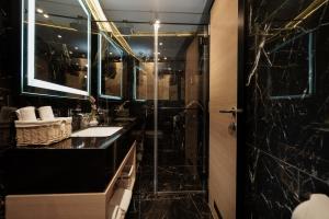 Koupelna v ubytování Maccani Black Luxury Suites