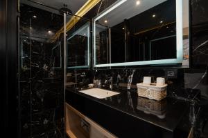 Koupelna v ubytování Maccani Black Luxury Suites