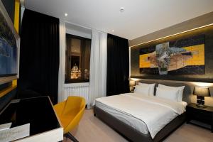 Postel nebo postele na pokoji v ubytování Maccani Black Luxury Suites
