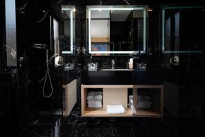 Koupelna v ubytování Maccani Black Luxury Suites