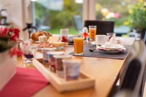 einen Tisch mit Frühstückszutaten und Getränken darauf in der Unterkunft MyBednBreakfast in Bottmingen in Bottmingen