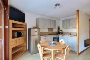 Dapur atau dapur kecil di APPARTEMENT AVCE ACCES PISCINE-WIFI-SAINT JEAN D'AULPS STATION-4 PERSONNES-DAILLE S18