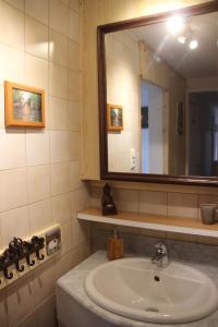 ein Badezimmer mit Waschbecken und Spiegel in der Unterkunft Haus Mauken - Appartments mit Panoramablick in Murau + 37 Fotos