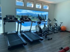 un gimnasio con cintas de correr y bicicletas estáticas en una habitación en El mejor apartamento en excelente ubicación., en San José