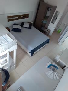 einen Blick über ein Schlafzimmer mit einem Bett in der Unterkunft Colônia de Férias SITRAEMFA in Peruíbe + 58 Fotos