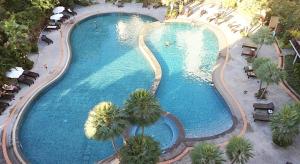 una vista aérea de una gran piscina con palmeras en Wongamat Privacy Naklua Soi 16-2 en Pattaya North