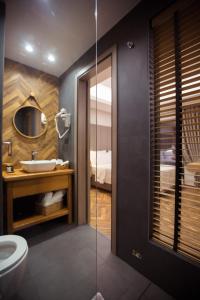 Bathroom sa Adryades luxury apartments