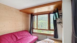 TV a/nebo společenská místnost v ubytování APPARTEMENT AVEC ACCES PISCINE ET WIFI - SAINT JEAN D'AULPS STATION - 4 PERSONNES -COFI S37