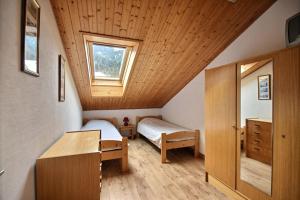 a bedroom with a bed and a desk in a room at DUPLEX AVEC ACCES PISCINE - SAINT JEAN D'AULPS STATION - 9 PERSONNES - DAILLE D10 in Saint-Jean-dʼAulps +6 photos