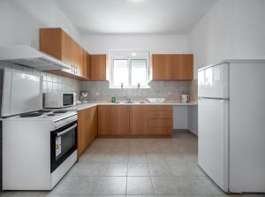 Кухня или мини-кухня в Gennadi Gardens Apartments & Villas
