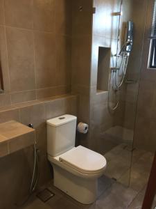 Bilik mandi di Timurbay Seafront Seaview & Poolview Suite with Wi-Fi +21 gambar