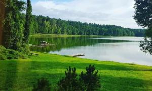 un gran lago con un muelle en el medio en Latkrantė, en Latežeris