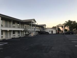 an empty parking lot in front of a motel at Cedar Creek Inn in Bertram