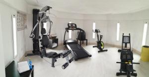 una habitación con un gimnasio con equipamiento de ejercicio. en Zenit Vigo en Vigo