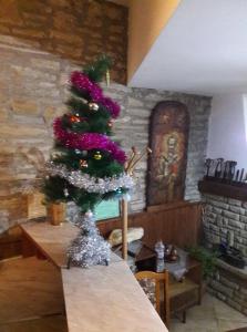 Guest House Zarkova Kushta في زيرافنا: شجرة عيد الميلاد جالسة على طاولة