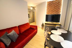 Televízia a/alebo spoločenská miestnosť v ubytovaní Apartamenty Piano by Royal Aparts