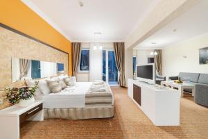 TV a/nebo společenská místnost v ubytování Ridos Thermal Hotel & Spa