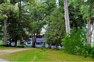 O grădină în afara Frankston Home with Deck and Fishing on Lake Palestine!