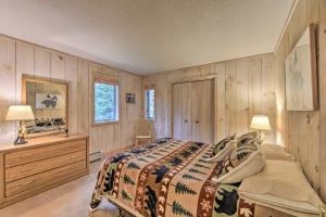 เตียงในห้องที่ Dover Home 7 Mi to Mount Snow Grand Summit Resort