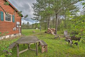 Vrt ispred objekta Rustic Benezette Cabin with Porch, Hot Tub and Fire Pit