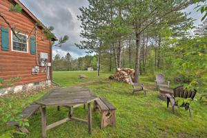 Zahrada ubytování Deck, Hot Tub, Fire Pit Rustic Cabin in Benezette