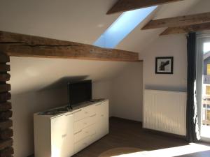 una sala de estar con TV en una cómoda blanca en Kasita Bled Apartments, en Bled