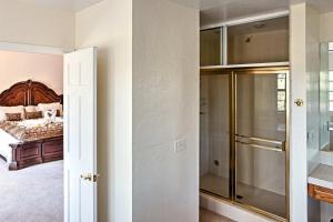 Un dormitorio con una cama y una ducha de cristal. en Lake Arrowhead House with Lake Views and Wet Bar!, en Lake Arrowhead 16 fotos más
