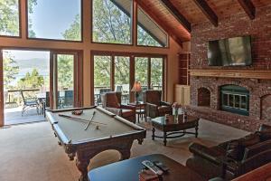 Una sala de estar con mesa de billar y chimenea. en Lake Arrowhead House with Lake Views and Wet Bar!, en Lake Arrowhead