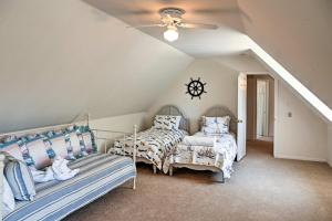 Habitación en el ático con 2 camas y sofá en Lake Arrowhead House with Lake Views and Wet Bar!, en Lake Arrowhead