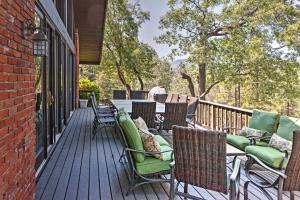una terraza con sillas y mesas en una casa en Lake Arrowhead House with Lake Views and Wet Bar!, en Lake Arrowhead