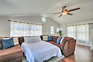 uma sala de estar com um sofá e uma ventoinha de tecto em Beachy Lavallette Cottage with Outdoor Shower, Patio em Lavallette