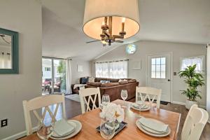 una sala da pranzo e un soggiorno con tavolo e sedie di Beachy Lavallette Cottage with Outdoor Shower, Patio a Lavallette