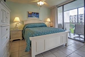 een slaapkamer met een bed en een balkon bij Sanibel Island Studio with Pool Access Walk to Beach in Sanibel