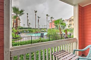 Rõdu või terrass majutusasutuses Oceanfront Galveston Condo Balcony and Pool Access!