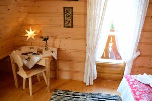 Postel nebo postele na pokoji v ubytování Domek Regionalny Bąkowo Chatka