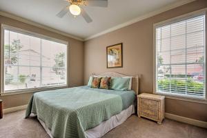 Voodi või voodid majutusasutuse Oceanfront Galveston Condo Balcony and Pool Access! toas +16 fotot