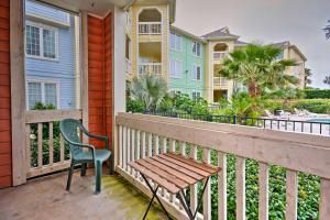 Rõdu või terrass majutusasutuses Oceanfront Galveston Condo Balcony and Pool Access!