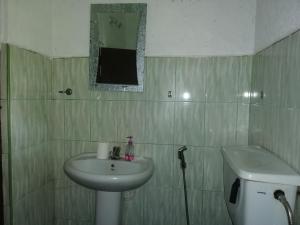 Kamar mandi di New Dambulla City Hostel