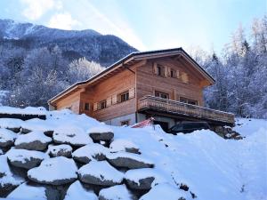 ein Blockhaus im Schnee auf einem Berg in der Unterkunft Le cocon du Catogne proche Martigny Verbier - Netflix - in Les Valettes