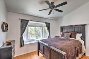 um quarto com uma cama e uma ventoinha de tecto em East Tucson House with Private Backyard and Fire Pit em Tucson